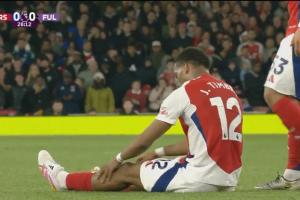 廷伯封堵射门时有些伤，队医进场检查后仍坚持比赛