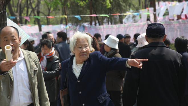 体育-63岁大妈：给我儿子100万买房，就做你老伴，大爷：你还18岁吗？