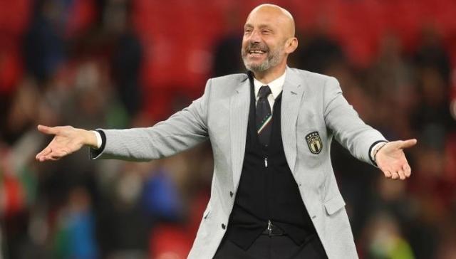 官方网站-维亚利离世，意足坛至悲：桑普的眼泪与曼乔的沉默